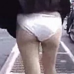 風で女子校生のスカートが舞い上がる!強風パンチラが楽しめる無料動画!