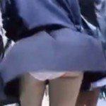 排水溝から吹き上げる強風がスカートを舞い上がらせる!強風パンチラが無料で楽しめるパンチラ・パンモロフェチ動画!