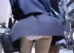 排水溝から吹き上げる強風がスカートを舞い上がらせる!強風パンチラが無料で楽しめるパンチラ・パンモロフェチ動画!