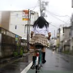 制服JKの自転車の立ち漕ぎパンチラと歩き逆さ撮りパンチラがダブルで楽しめるパンチラフェチ動画!
