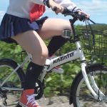 激ミニの制服コスプレで自転車に!もはや露出強かと思うほどの自転車パンチラフェチ動画!